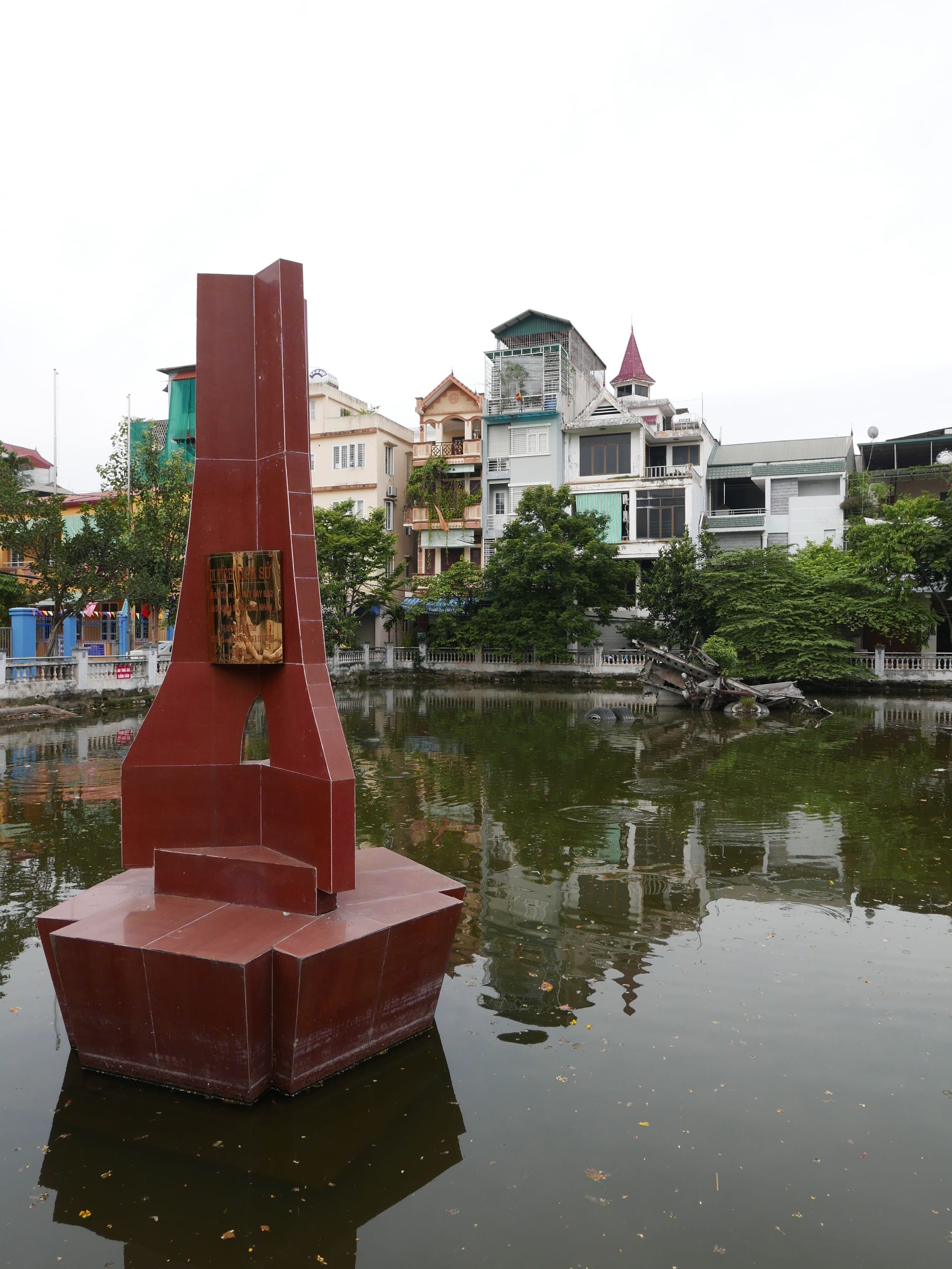 Photo by Author — the memorial at Hồ Hữu Tiệp (B-52 Lake), ngõ 55 Hoàng Hoa Thám, Quận Ba Đình, Thành Phố Hà Nội, Hanoi, Vietnam
