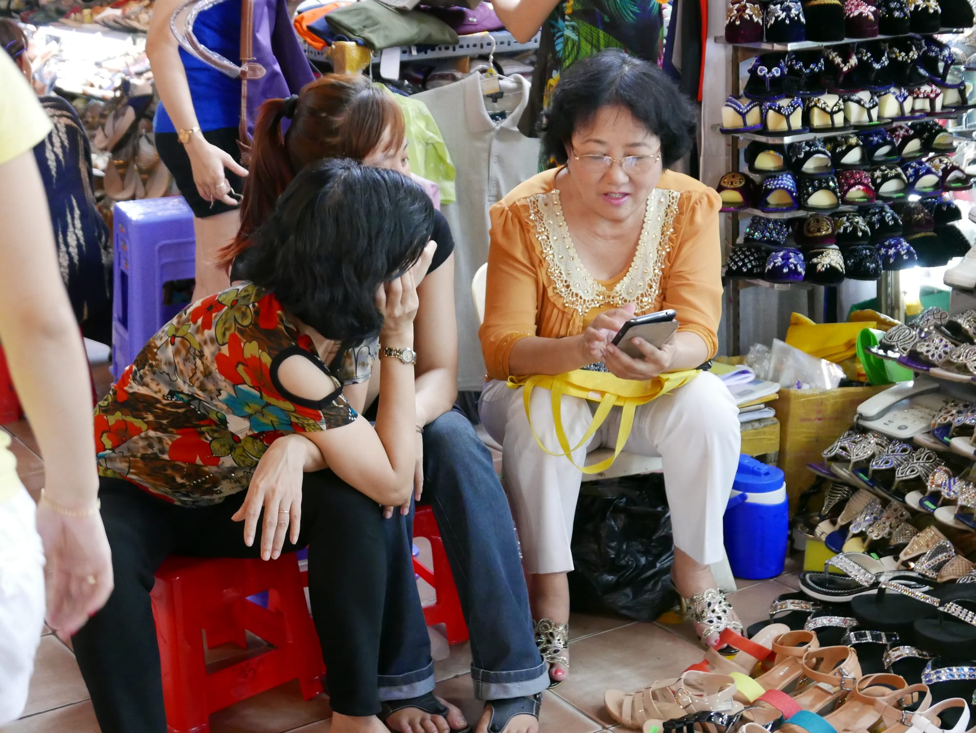 Photo by Author — tired shoppers — Chợ Bến Thành (Ben Thanh Market), Lê Lợi (Bến Thành), Ho Chi Minh City (Saigon), Vietnam