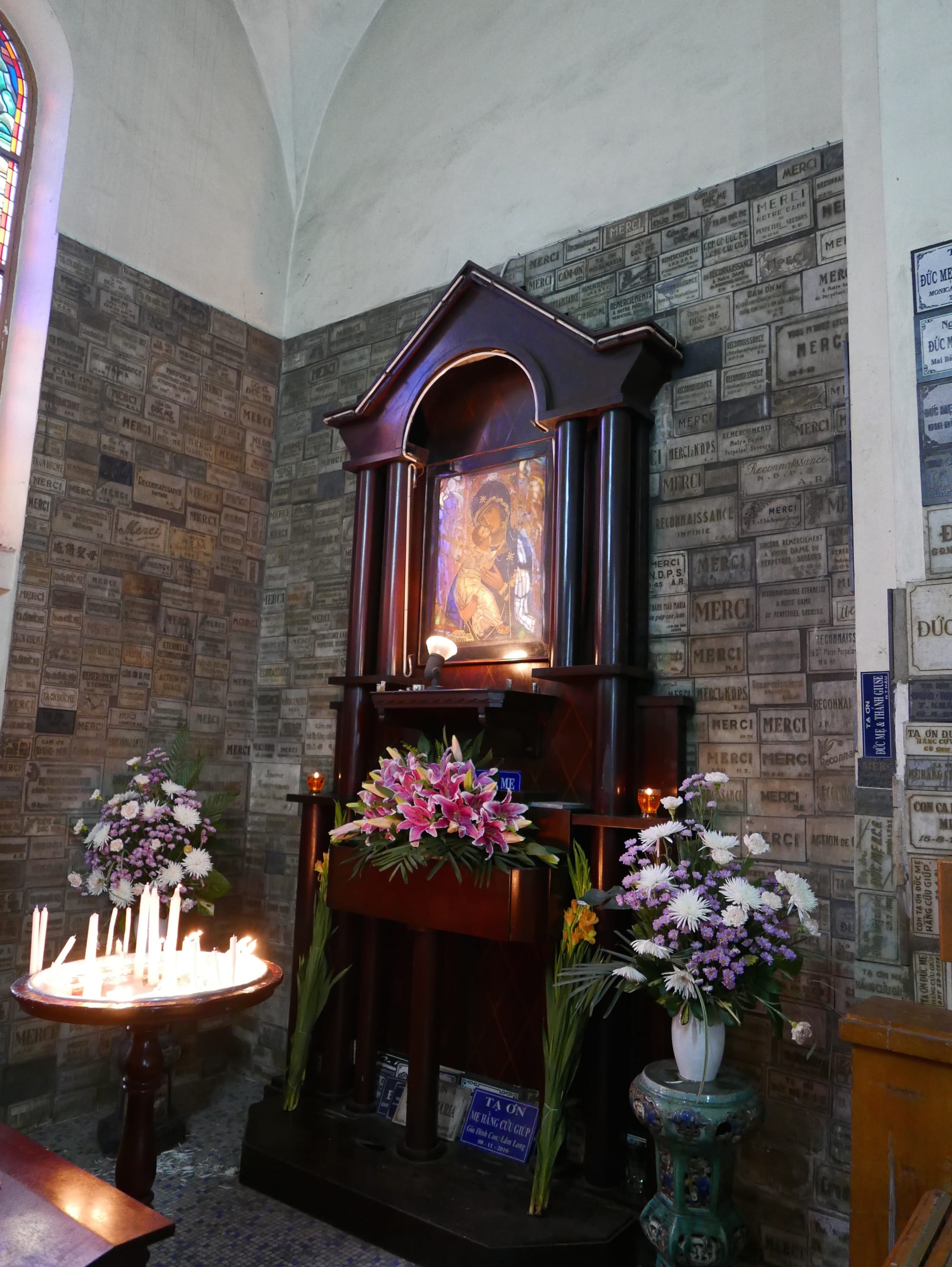 Photo by Author — side chapel — Nhà Thờ Đức Bà Sài Gòn (Saigon Notre-Dame Basilica), Ho Chi Minh City (Saigon), Vietnam