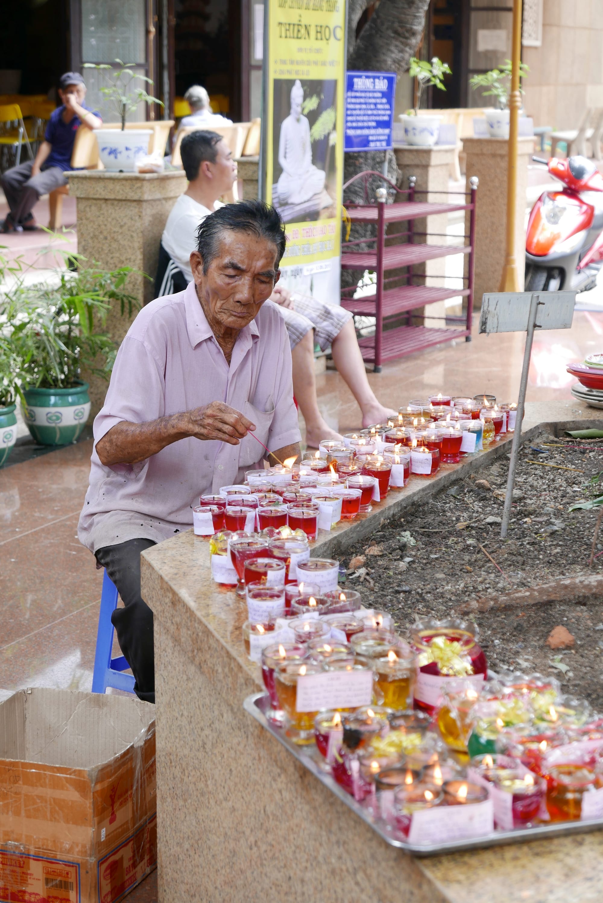 Photo by Author — a worshipper at the Chùa Xá Lợi (Xa Loi Pagoda), Sư Thiện Chiếu, Ho Chi Minh City (Saigon), Vietnam