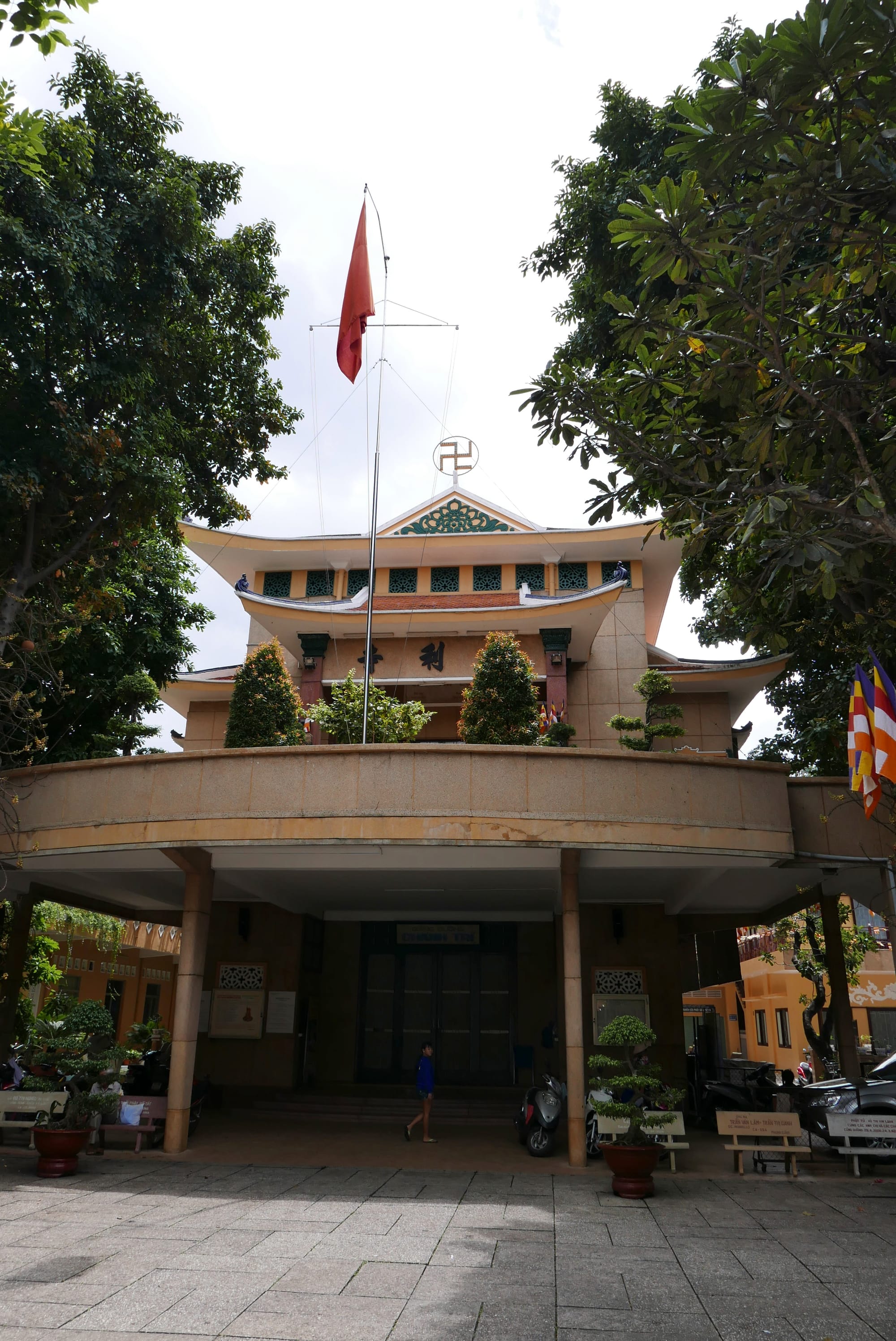 Photo by Author — entrance — Chùa Xá Lợi (Xa Loi Pagoda), Sư Thiện Chiếu, Ho Chi Minh City (Saigon), Vietnam