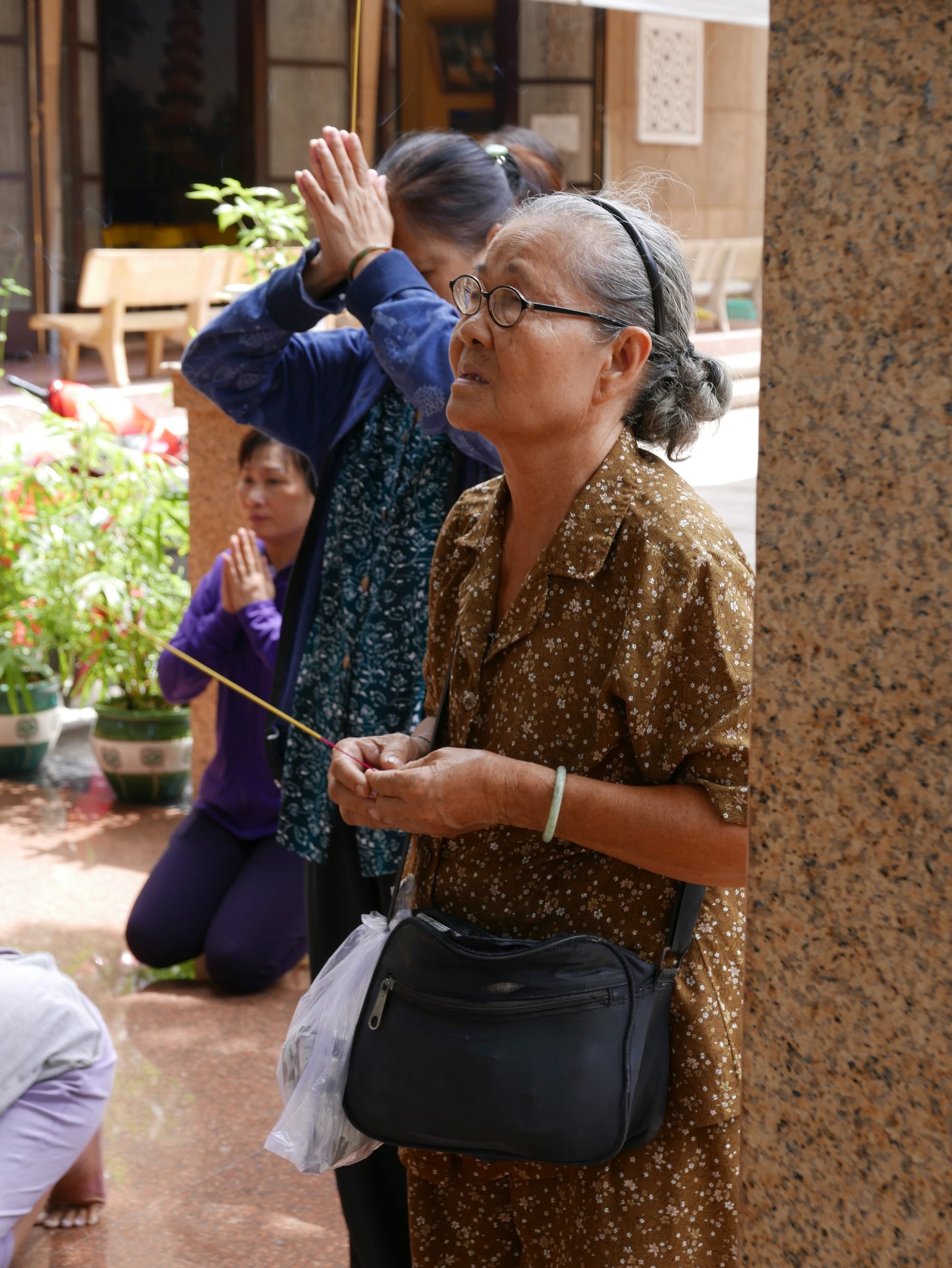 Photo by Author — a worshipper at the Chùa Xá Lợi (Xa Loi Pagoda), Sư Thiện Chiếu, Ho Chi Minh City (Saigon), Vietnam