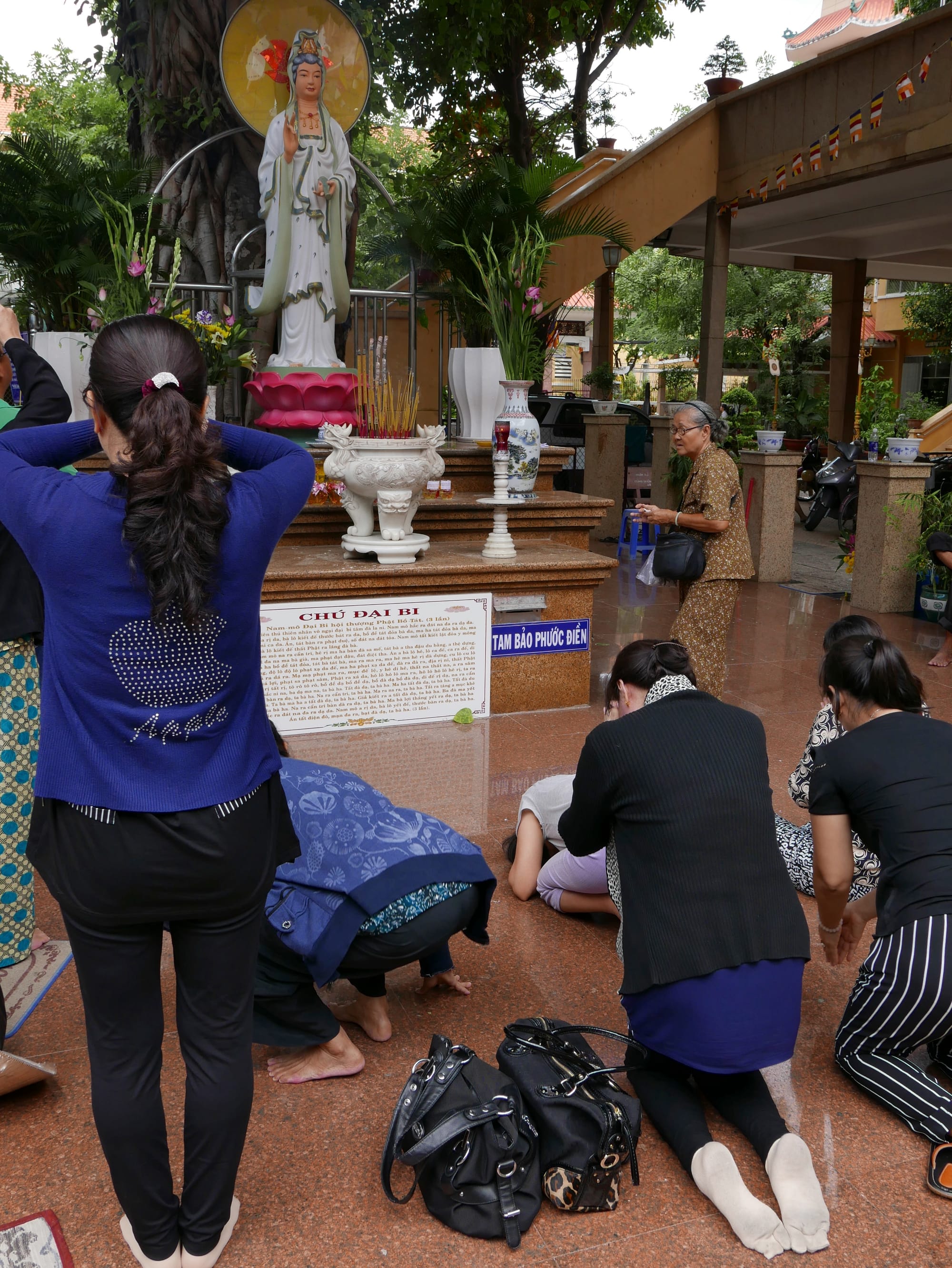 Photo by Author — worshippers at the Chùa Xá Lợi (Xa Loi Pagoda), Sư Thiện Chiếu, Ho Chi Minh City (Saigon), Vietnam