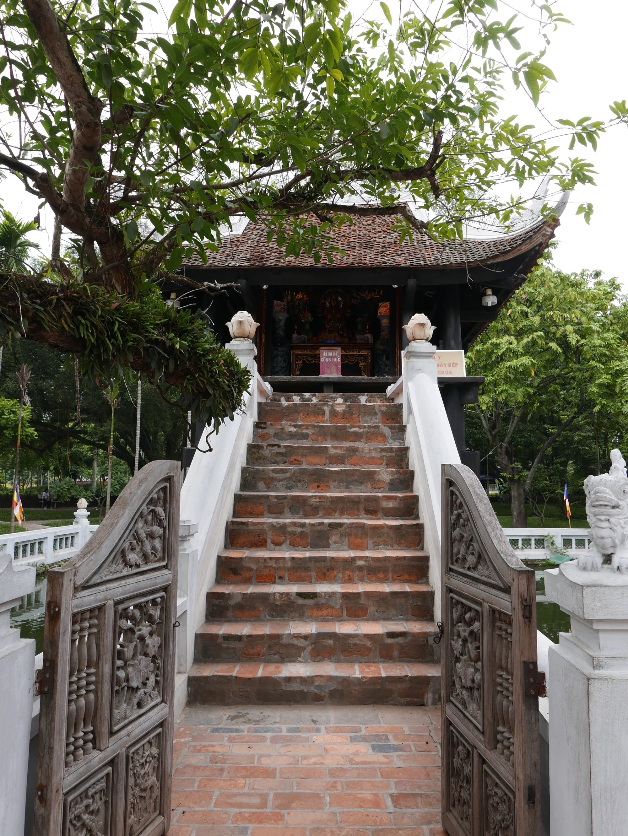 Photo by Author — Chùa Một Cột (One Pillar Pagoda), Chùa Một Cột (Ông Ích Khiêm), Quận Ba Đình, Thành Phố Hà Nội, Hanoi, Vietnam