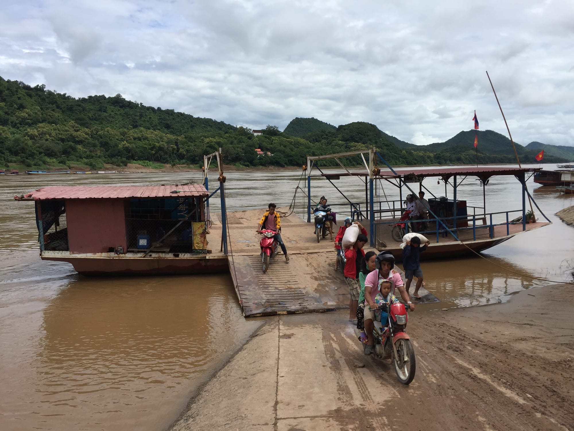 Photo by Author — off-loading of the ferry across the Mekong from Luang Prabang (ຫລວງພະບາງ/ຫຼວງພະບາງ) to Ban Xieng Man