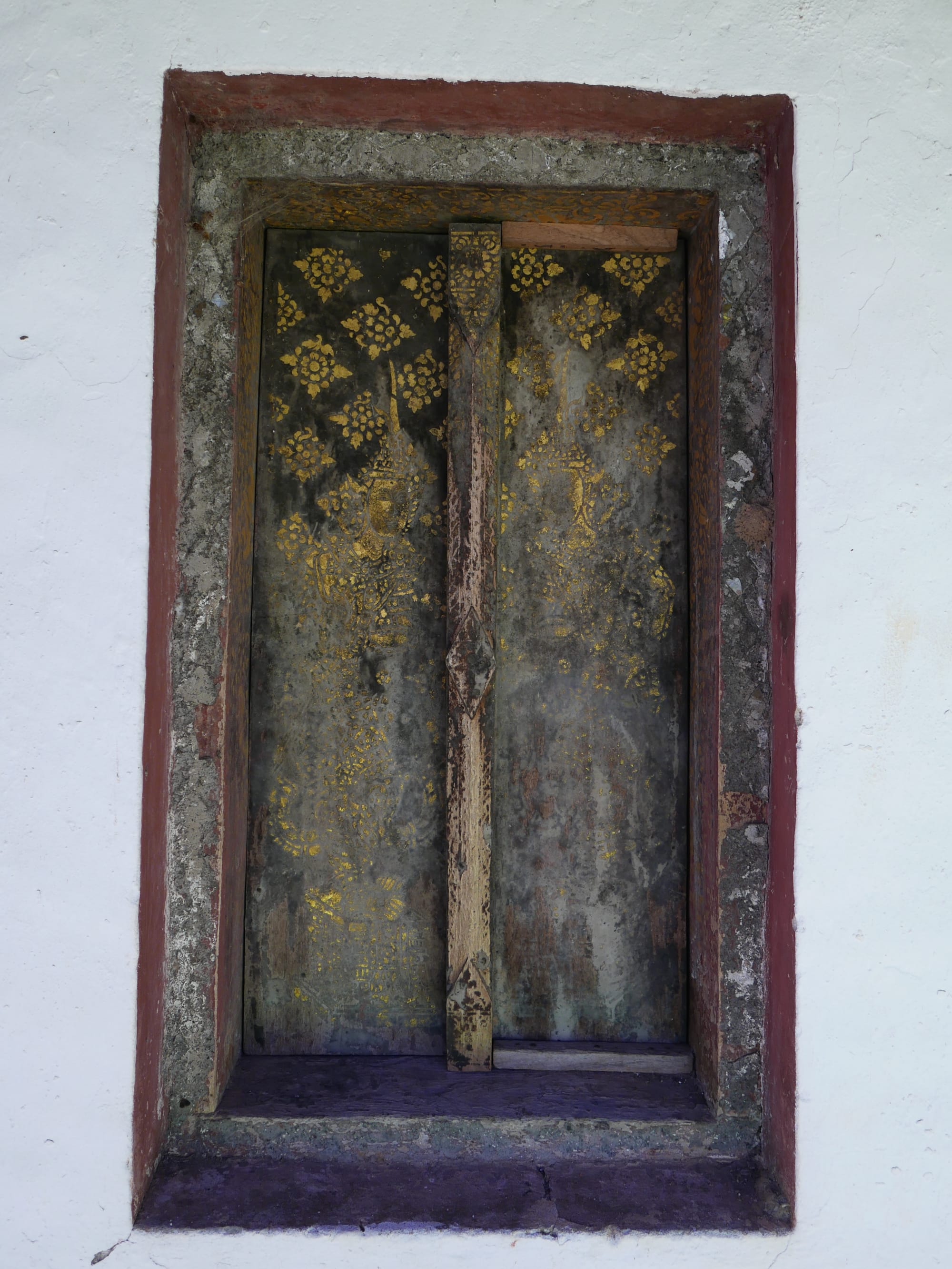 Photo by Author — an old door at the Hadsiaw Temple (Wat Had Siaw Temple)