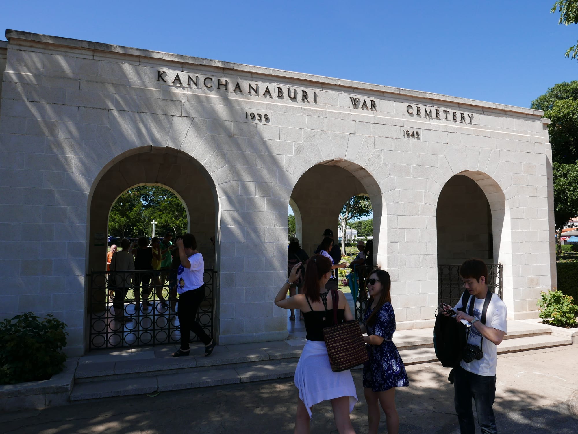 Photo by Author — entrance to the Kanchanaburi Allied War Cemetery (สุสานทหารสัมพันธมิตรกาญจนบุรี), Sangchuto Rd, Mueang Kanchanaburi, Changwat Kanchanaburi 71000, Thailand