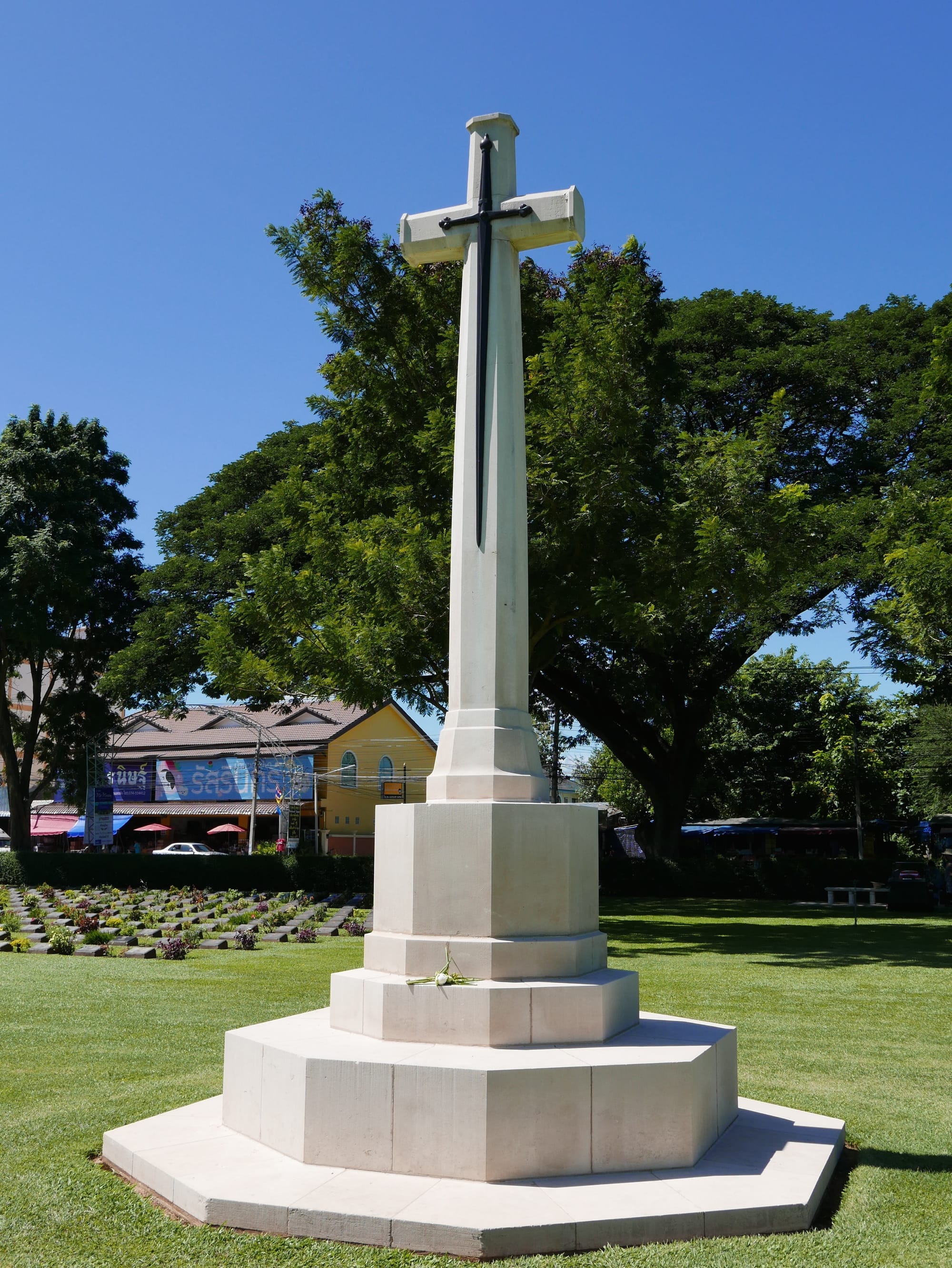 Photo by Author — Kanchanaburi Allied War Cemetery (สุสานทหารสัมพันธมิตรกาญจนบุรี), Sangchuto Rd, Mueang Kanchanaburi, Changwat Kanchanaburi 71000, Thailand