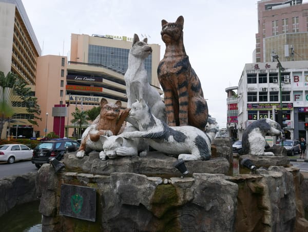 The Cats of Kuching - a statue in the centre of town