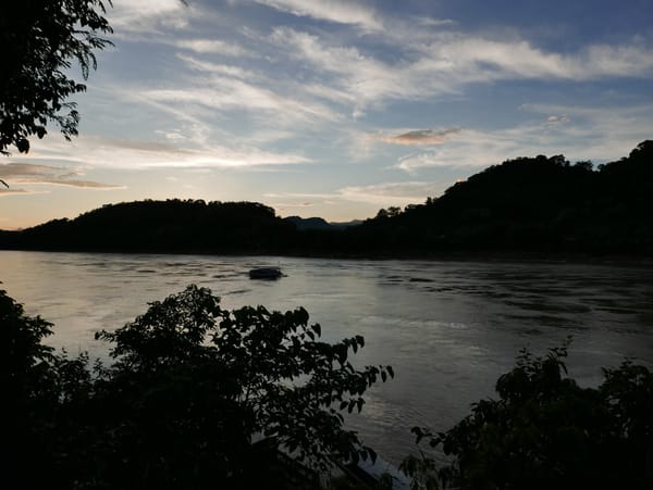 Sunset over the Mekong, Luang Prabang (ຫລວງພະບາງ/ຫຼວງພະບາງ), Laos